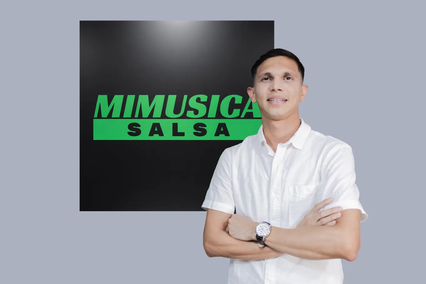 Jesus Barrera, Coordinador de Cartera de IMD, junto al logo del canal Mi Música Salsa