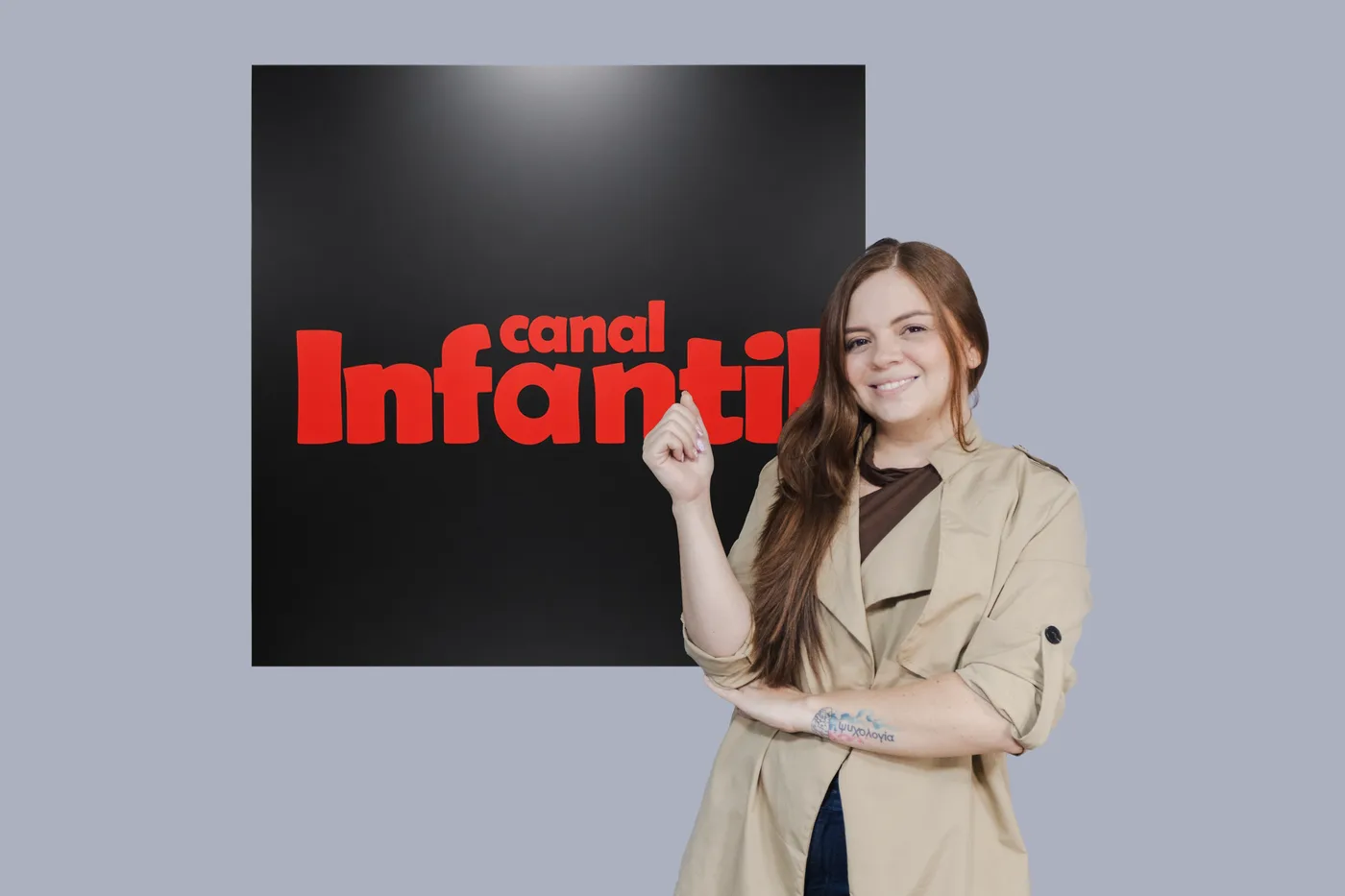 Maria Fernanda Arredondo, Ejecutiva de Cuenta de IMD, junto al logo del canal Canal Infantil