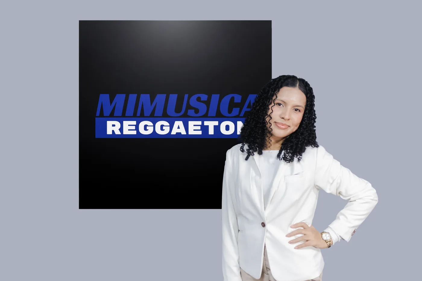 Wendy Carolina Viloria, Ejecutiva Comercial de IMD, junto al logo del canal Mi Música Reggaeton
