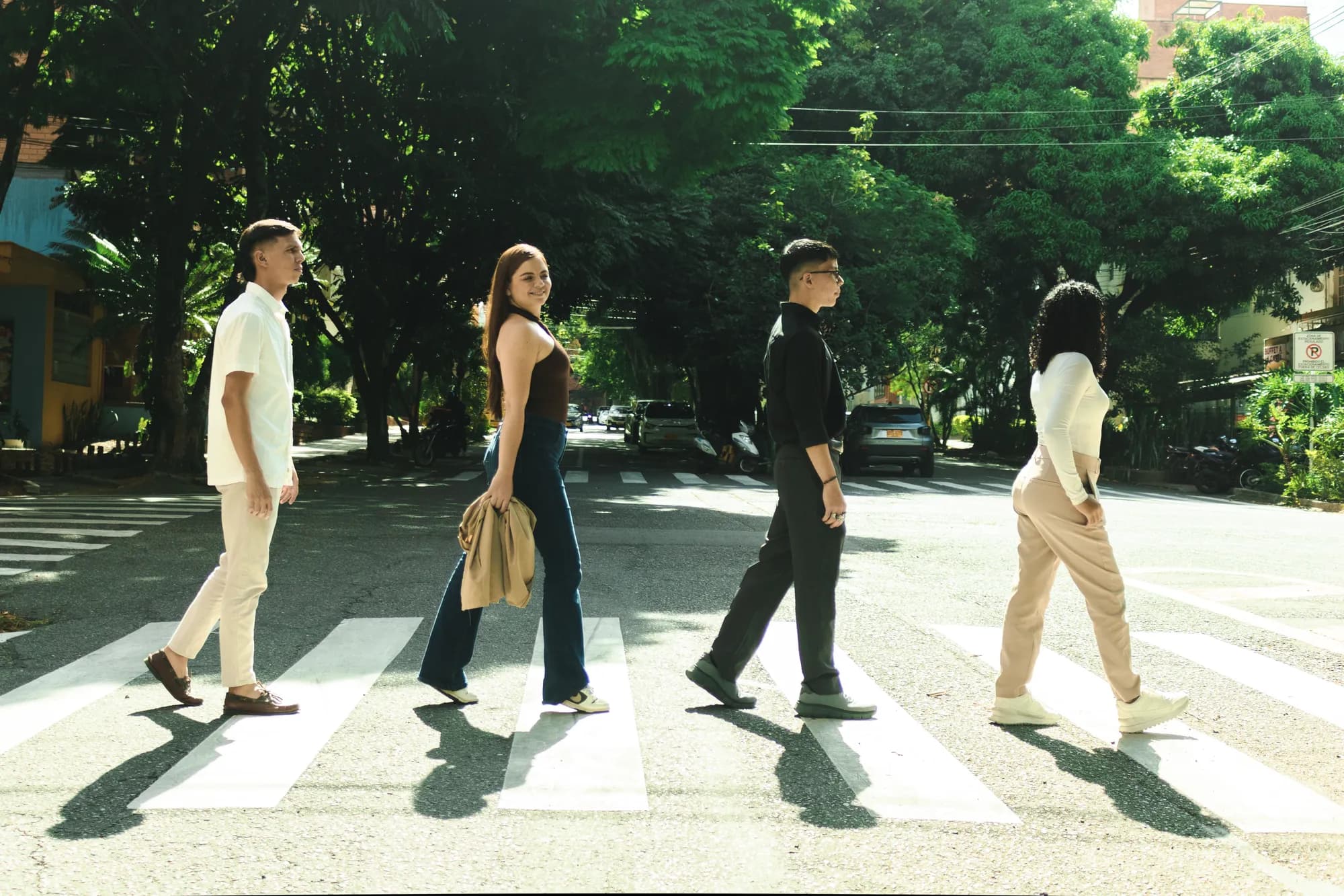 Equipo de IMD caminando por una calle de Medellín, Colombia